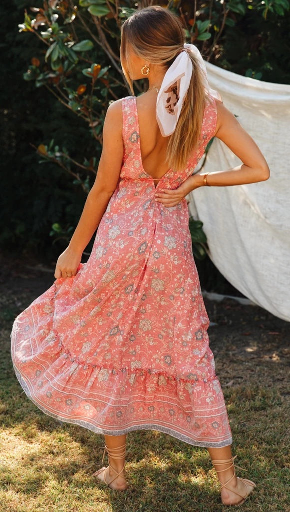 Robe maxi pour femmes avec un motif floral ludique et un décolleté en V profond Chic & Stil