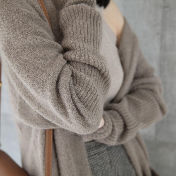 Cardigan long pour femmes en tricot avec design de poche pratique et matériau doux Chic & Stil