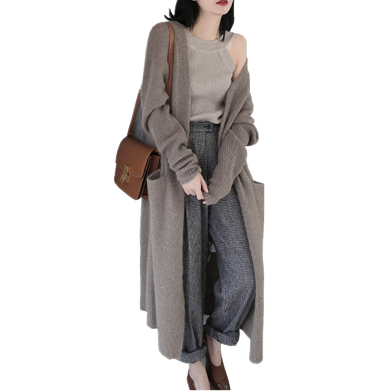 Cardigan long pour femmes en tricot avec design de poche pratique et matériau doux Chic & Stil