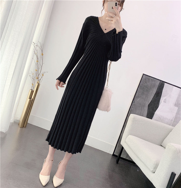 Robe tricotée pour femmes avec des plis et un élégant col en V Chic & Stil