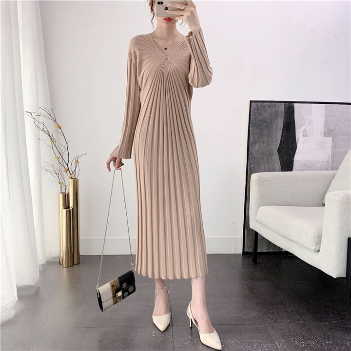 Robe tricotée pour femmes avec des plis et un élégant col en V Chic & Stil