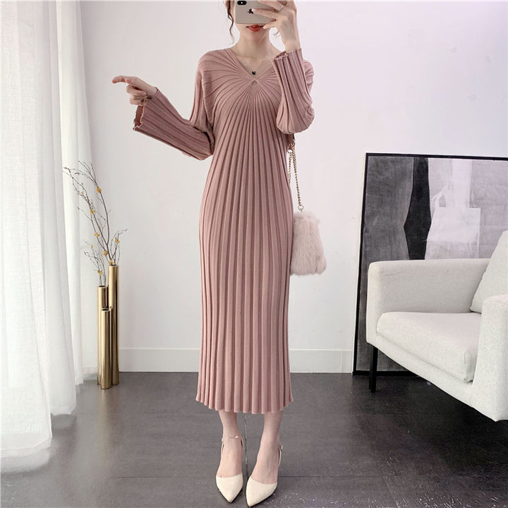Robe tricotée pour femmes avec des plis et un élégant col en V Chic & Stil
