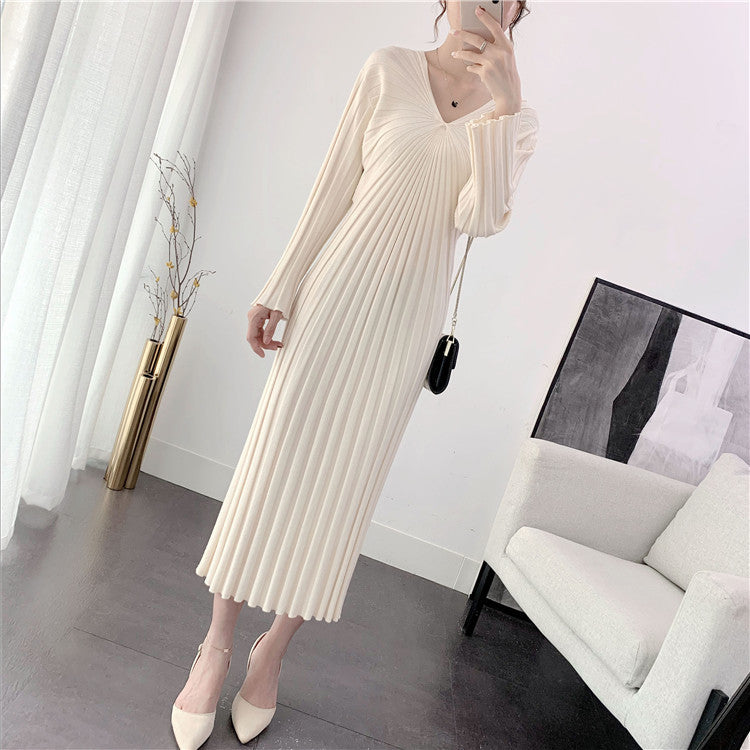 Robe tricotée pour femmes avec des plis et un élégant col en V Chic & Stil