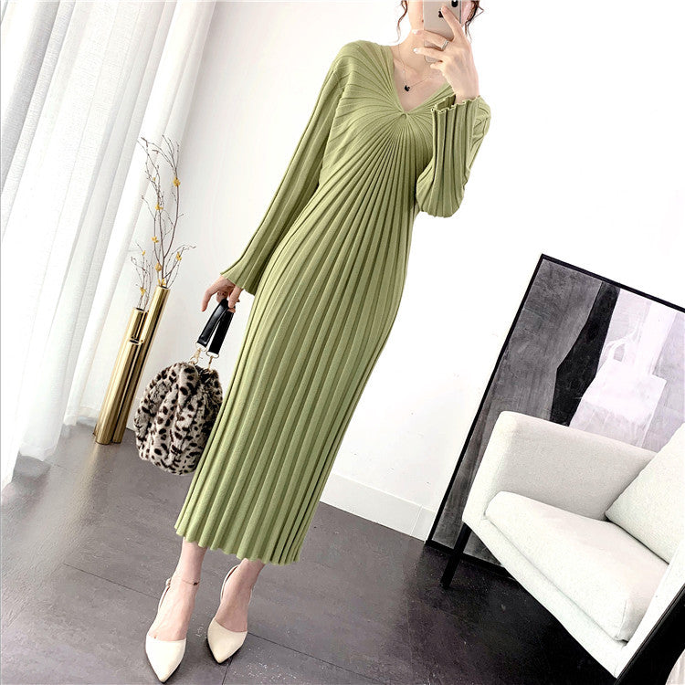 Robe tricotée pour femmes avec des plis et un élégant col en V Chic & Stil