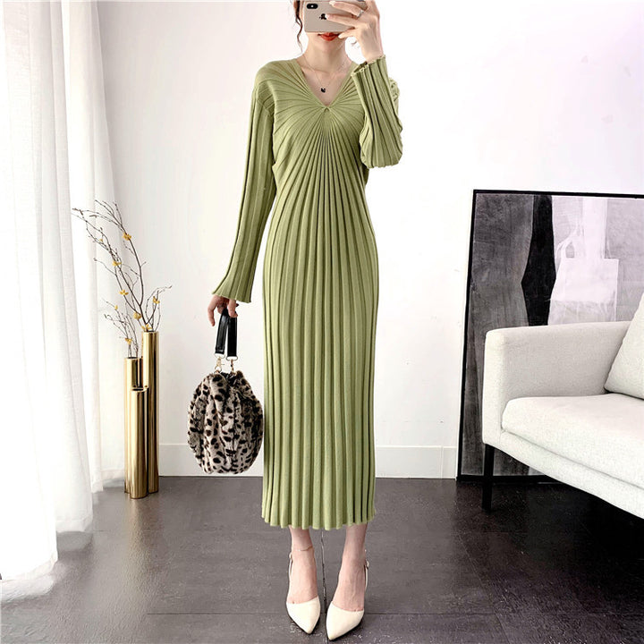 Robe tricotée pour femmes avec des plis et un élégant col en V Chic & Stil