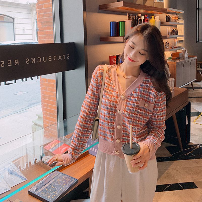 Cardigan féminin à la mode avec un motif à carreaux tendance et des boutons brillants Chic & Stil
