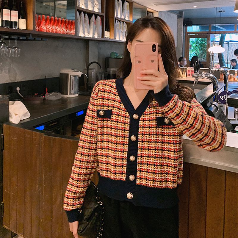 Cardigan féminin à la mode avec un motif à carreaux tendance et des boutons brillants Chic & Stil