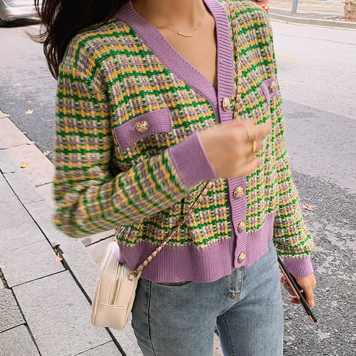 Cardigan féminin à la mode avec un motif à carreaux tendance et des boutons brillants Chic & Stil