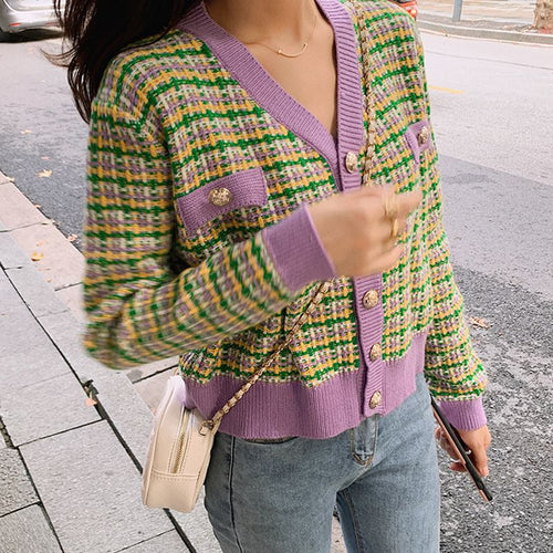Cardigan féminin à la mode avec un motif à carreaux tendance et des boutons brillants Chic & Stil