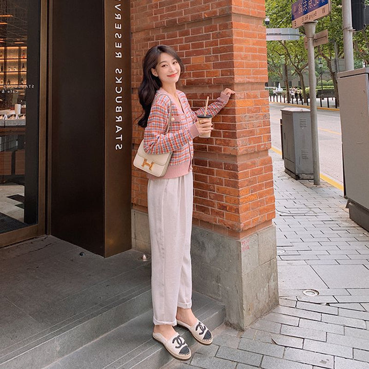 Cardigan féminin à la mode avec un motif à carreaux tendance et des boutons brillants Chic & Stil