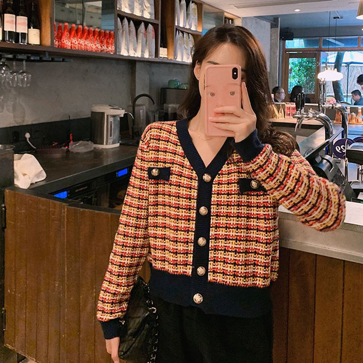 Cardigan féminin à la mode avec un motif à carreaux tendance et des boutons brillants Chic & Stil
