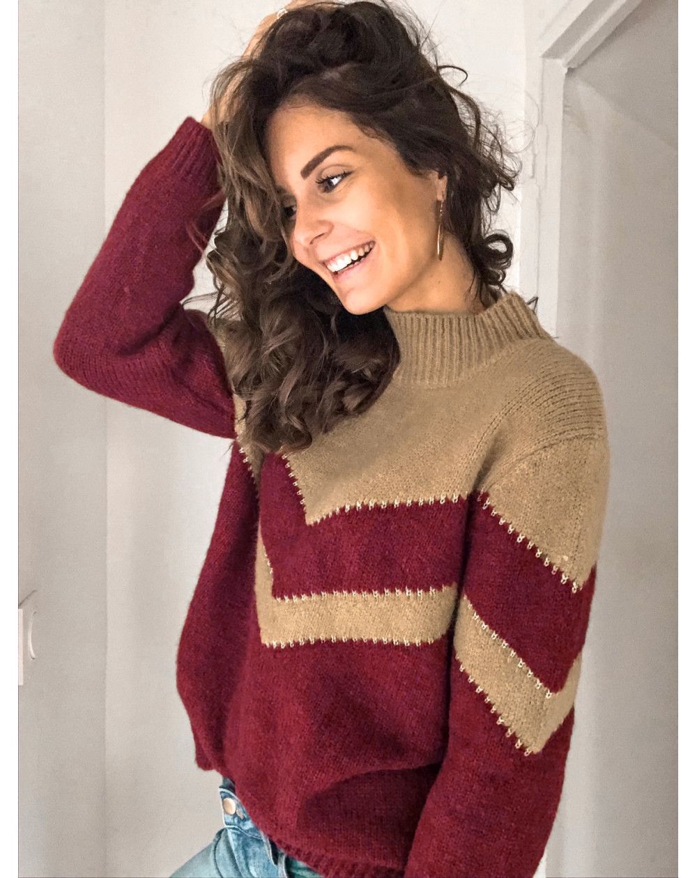 Pull en tricot pour femmes avec col en V et design chevron contrastant Chic & Stil
