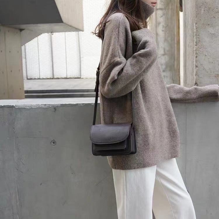 Pull à col roulé féminin confortable en matériau doux avec une coupe oversize Chic & Stil