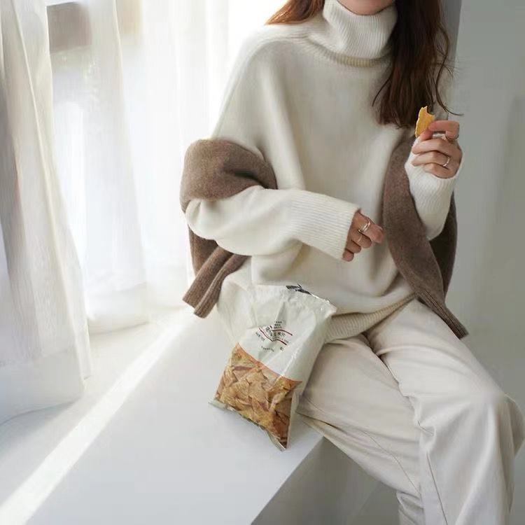 Pull à col roulé féminin confortable en matériau doux avec une coupe oversize Chic & Stil
