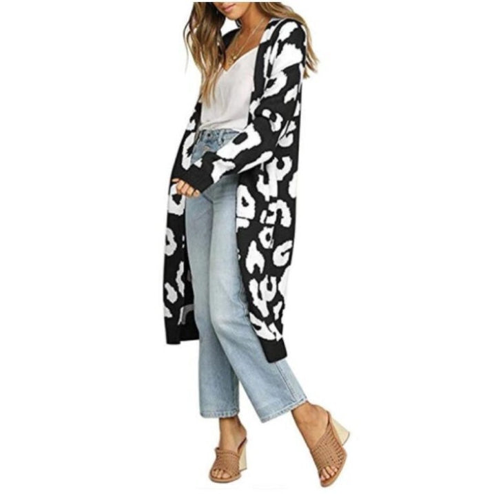 Long knitted jacket for ladies with a trendy leopard pattern Lune London