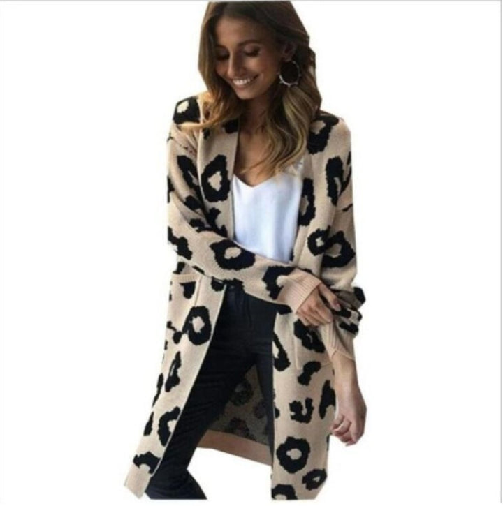 Long knitted jacket for ladies with a trendy leopard pattern Lune London