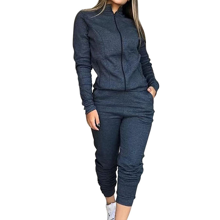 Sport leisure outfit for women with a fitted cut and practical pockets Lune London
