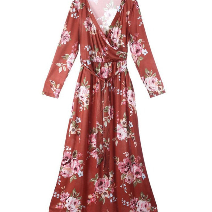 Robe maxi pour femmes avec design floral enroulé et manches longues Chic & Stil