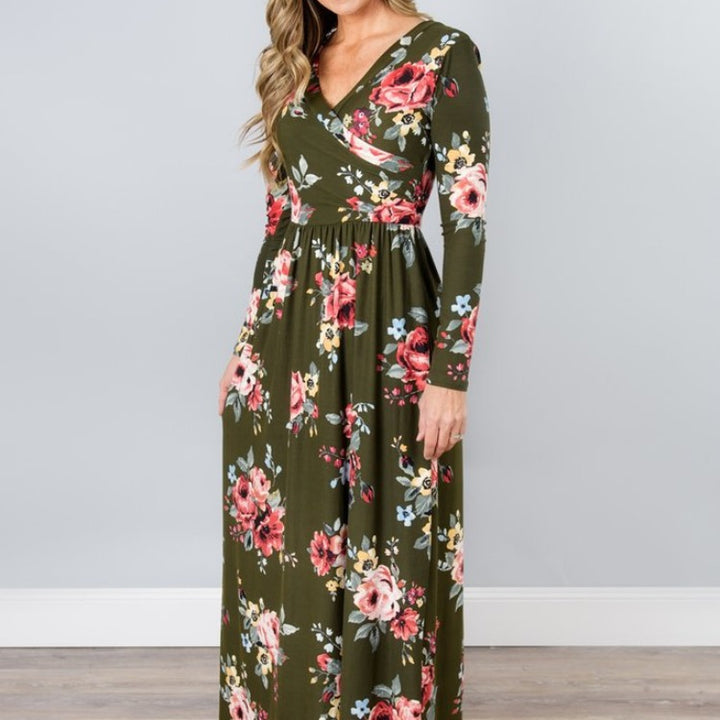 Robe maxi pour femmes avec design floral enroulé et manches longues Chic & Stil