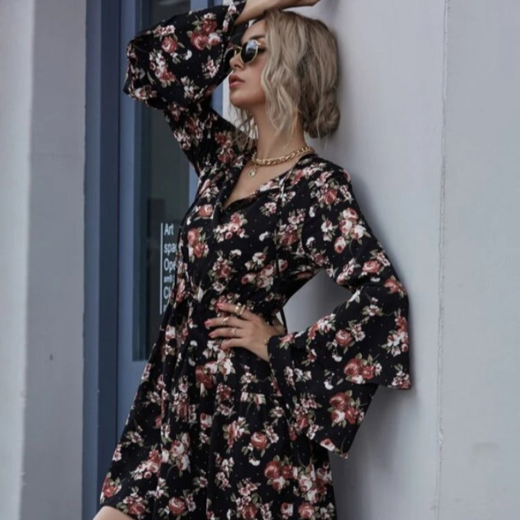 Robe midi femme avec des manches évasées larges et des motifs floraux Chic & Stil