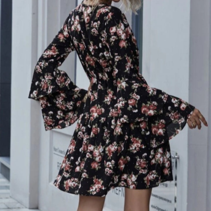 Robe midi femme avec des manches évasées larges et des motifs floraux Chic & Stil