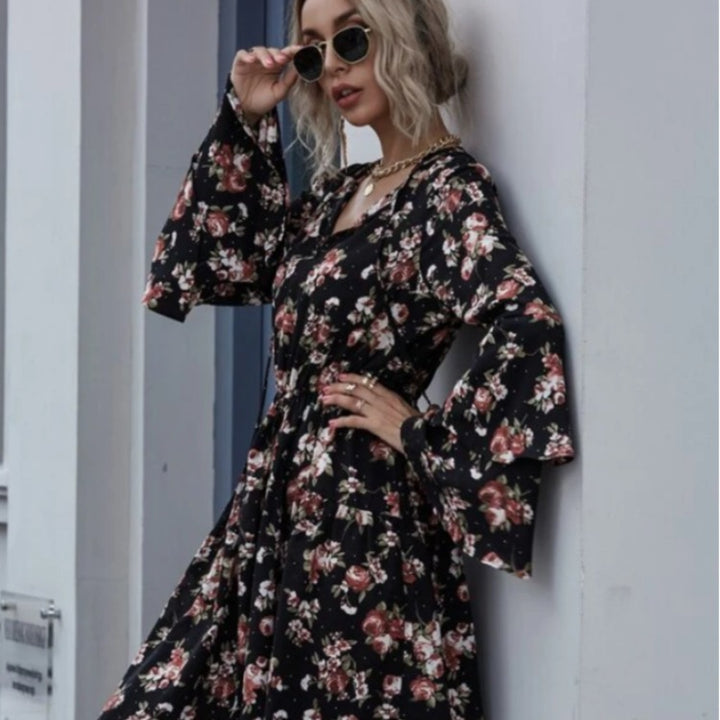 Robe midi femme avec des manches évasées larges et des motifs floraux Chic & Stil