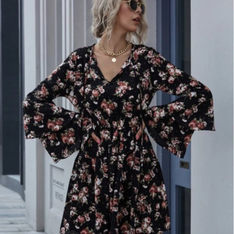 Robe midi femme avec des manches évasées larges et des motifs floraux Chic & Stil