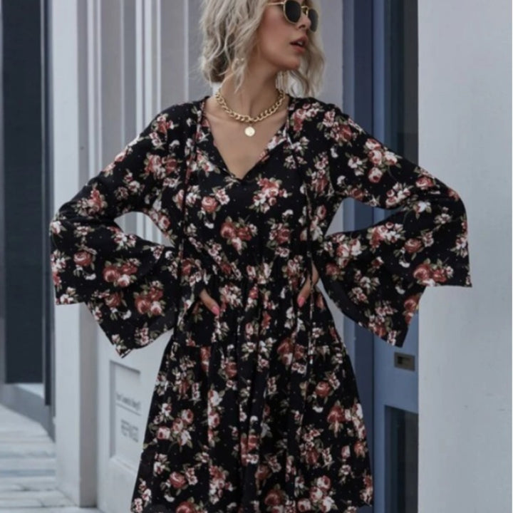 Robe midi femme avec des manches évasées larges et des motifs floraux Chic & Stil
