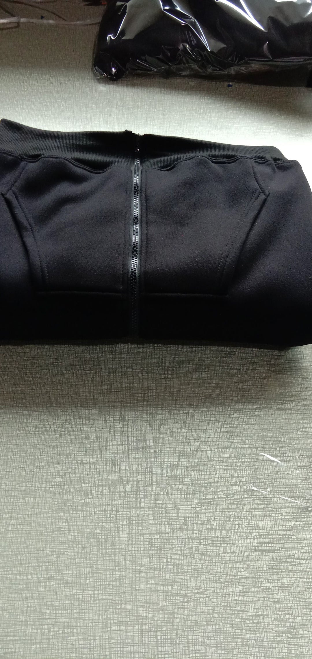 Women's lightweight hooded jacket with full-length zipper and practical pockets Chic & Stil