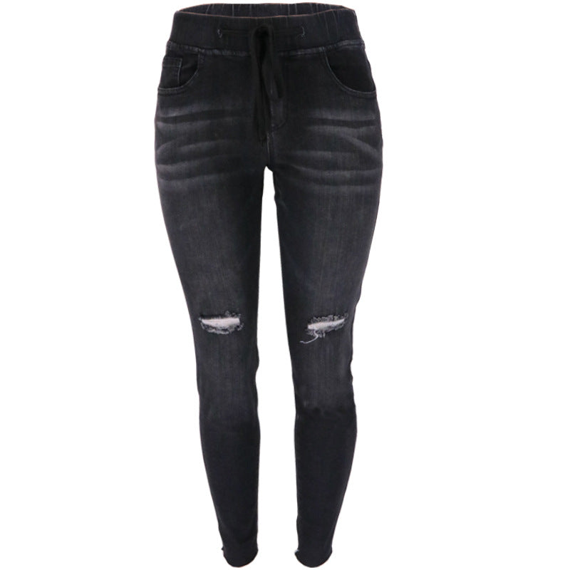 Cargo jeans for women with a modern look, featuring an elastic waistband and practical pockets Lune London