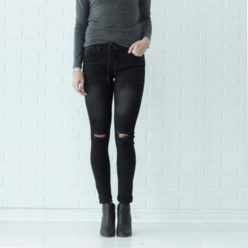 Cargo jeans for women with a modern look, featuring an elastic waistband and practical pockets Lune London