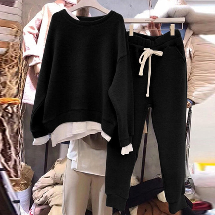 Women's casual leisure sports set with oversized sweater and relaxed joggers Chic & Stil