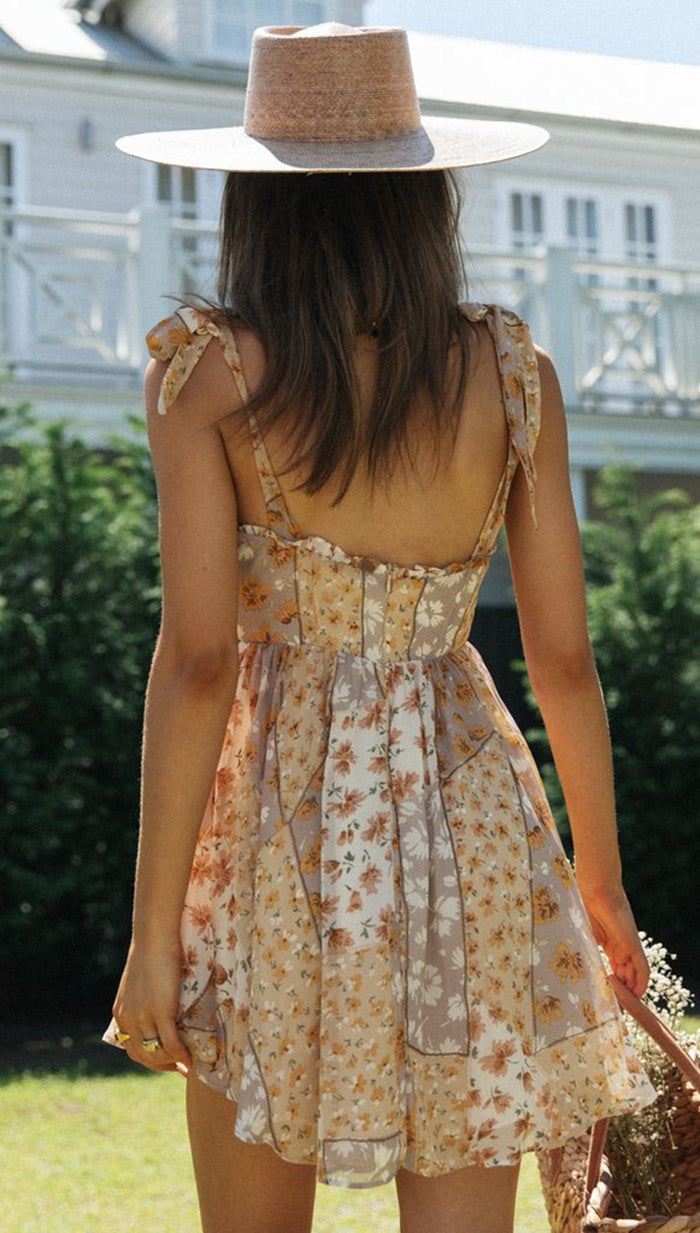 Robe d'été aérienne pour femmes avec un motif floral ludique et des bretelles spaghetti Chic & Stil
