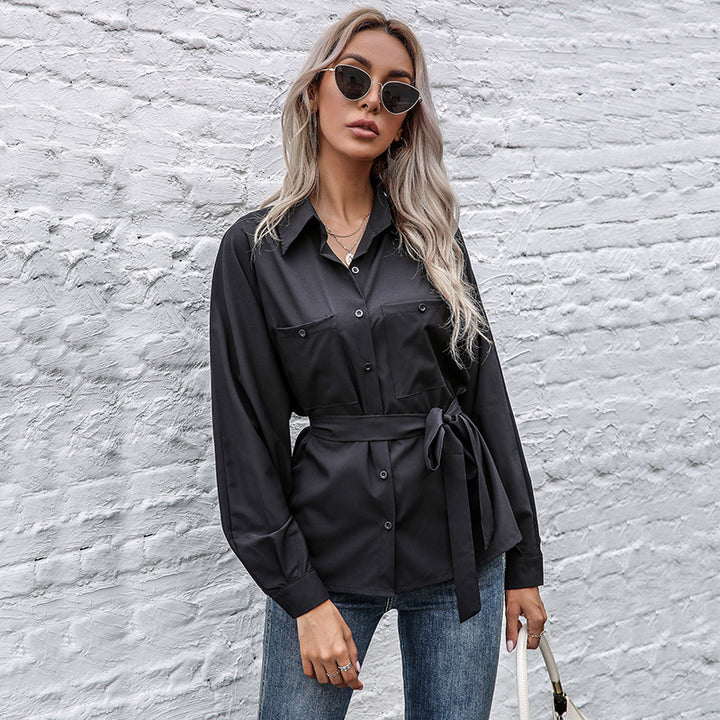 Chemisier en satin pour femmes avec ceinture à nouer et poches poitrine Chic & Stil