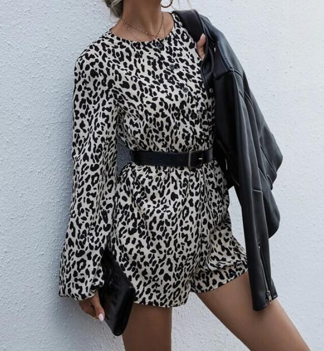 Robe à manches courtes pour femmes avec des manches bouffantes élégantes et un imprimé animal Chic & Stil