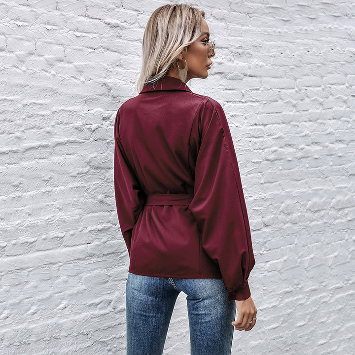 Chemisier en satin pour femmes avec ceinture à nouer et poches poitrine Chic & Stil