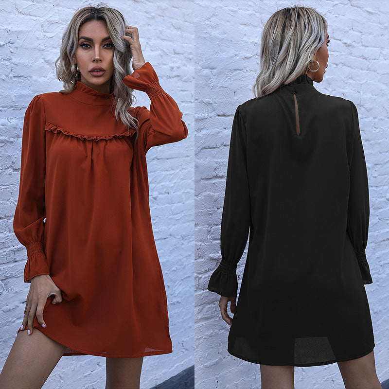 Robe mini féminine tendance avec des manches bouffantes volumineuses et des détails en volants Chic & Stil