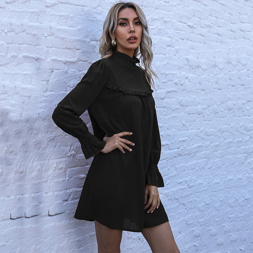 Robe mini féminine tendance avec des manches bouffantes volumineuses et des détails en volants Chic & Stil