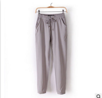 Light leisure pants for women with elastic waist and zipped pockets on the sides Lune London