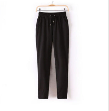 Light leisure pants for women with elastic waist and zipped pockets on the sides Lune London