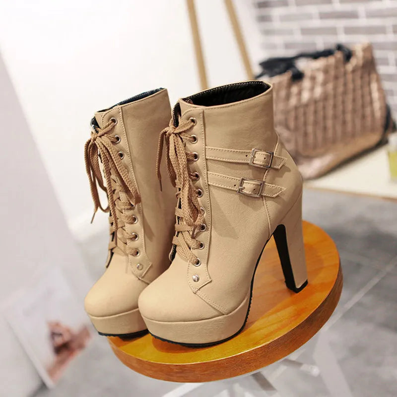 Chic und Stil | Lace-up boots with buckle