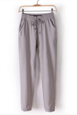 Sporty leisure pants for women with elastic waistband and practical side pockets Lune London