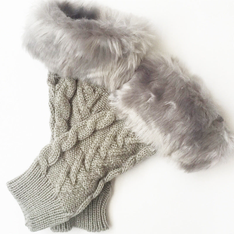 Gloves for women with luxurious faux fur and classic knit pattern Lune London