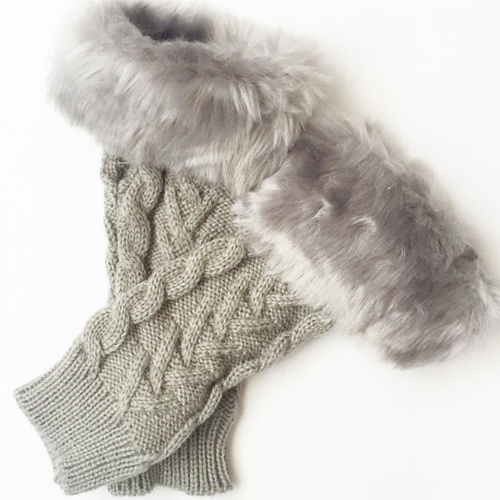 Gloves for women with luxurious faux fur and classic knit pattern Lune London