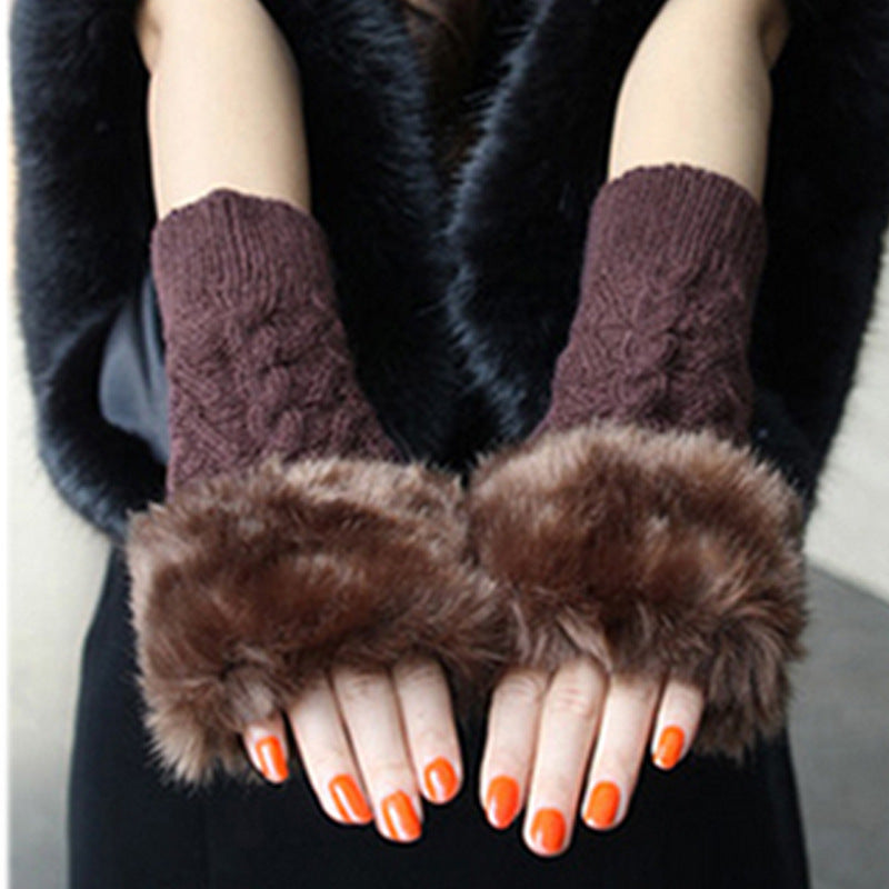 Gloves for women with luxurious faux fur and classic knit pattern Lune London