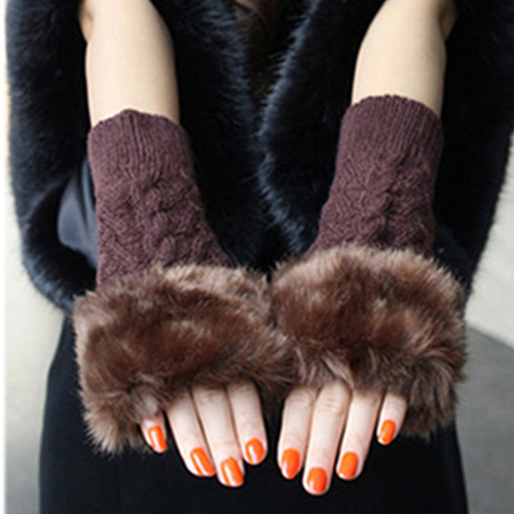 Gloves for women with luxurious faux fur and classic knit pattern Lune London