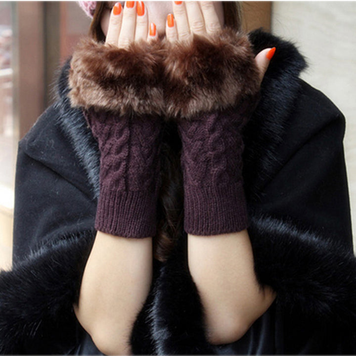 Gloves for women with luxurious faux fur and classic knit pattern Lune London