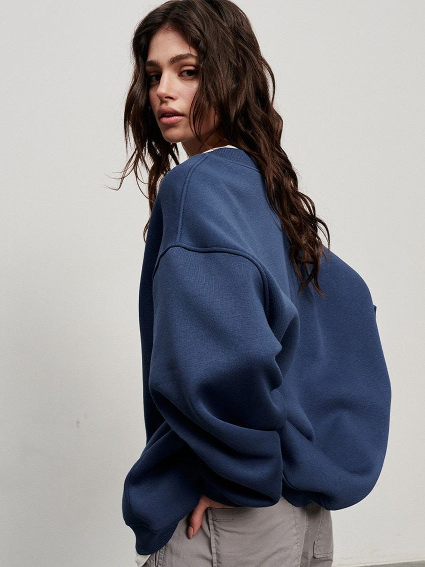 Chic Und Stil | Women's Oversized Sweatshirt In Solid Color Design