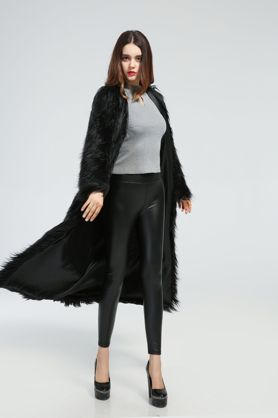 Elegant mid-length dress for women with luxurious faux fur Lune London