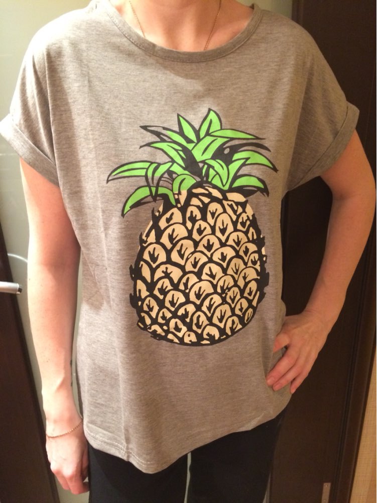 T-shirt pour femmes avec motif ananas joyeux et coupe décontractée Chic & Stil